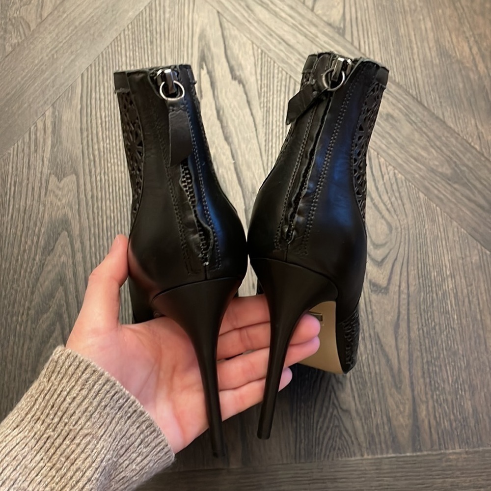 Badgley Mischka Black Laser Cut Booties Size 9 5 - Picture 7 of 10